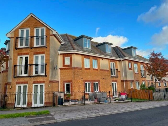 2 Bedroom Flat To Rent In Doulton Gardens, BH14