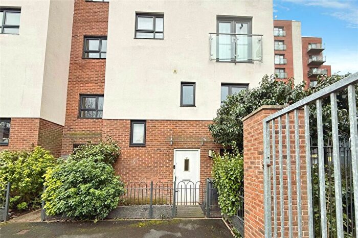 3 Bedroom Maisonette For Sale In Oriel Gardens, Salford, M7