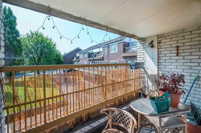 2 Bedroom Flat To Rent In Rounton Road, Bow, London, E3