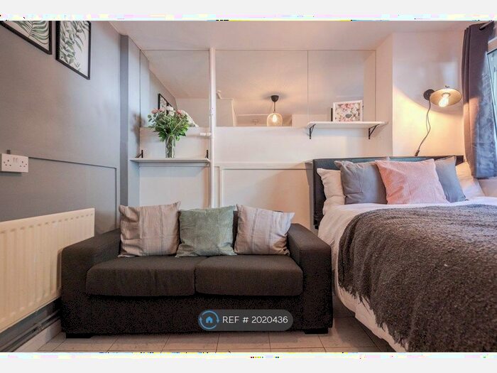 Studio To Rent In London, London, SW15