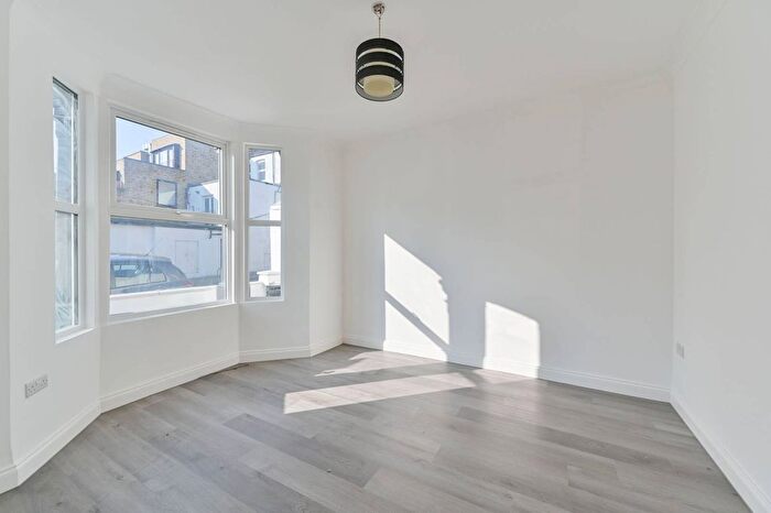 4 Bedroom Property To Rent In Valnay Street, Tooting, London, SW17