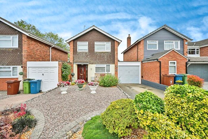 3 Bedroom Link Detached House For Sale In Darnford Close, Stafford, ST16