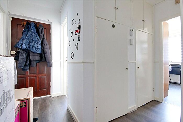 2 Bedroom Maisonette For Sale In Westfield Close, Enfield, Middlesex, EN3