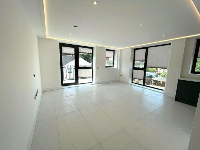 3 Bedroom Flat To Rent In A Pickard Close, London, N14