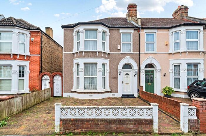3 Bedroom End Of Terrace House For Sale In Ardgowan Road, London, SE6