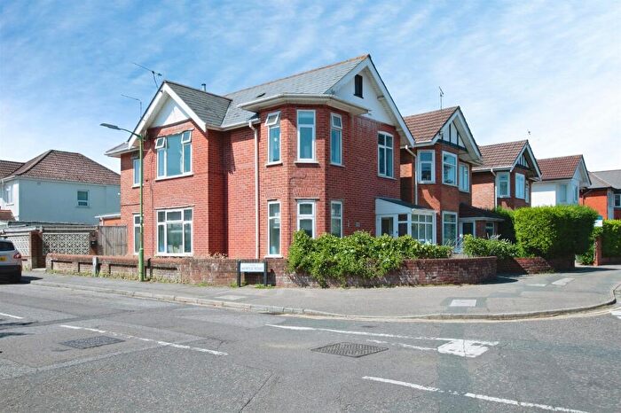 2 Bedroom Flat For Sale In Richmond Park Road, Bournemouth, BH8