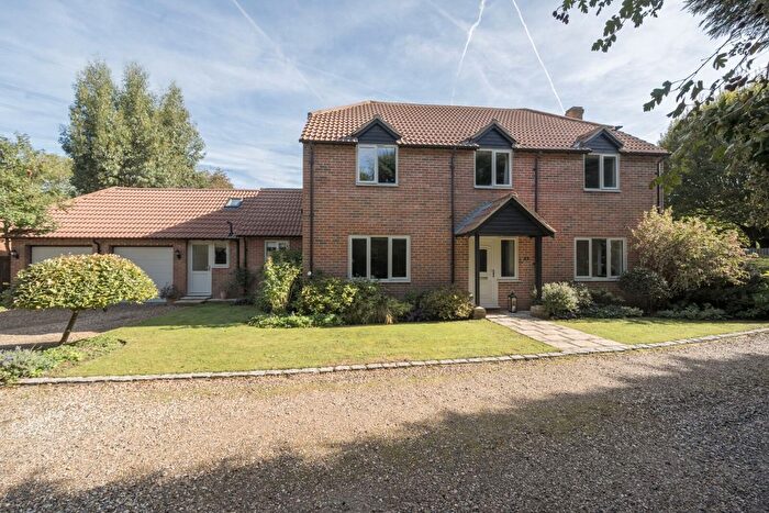 4 Bedroom Detached House For Sale In Spring Close, Upper Basildon, Reading, Berkshire, RG8