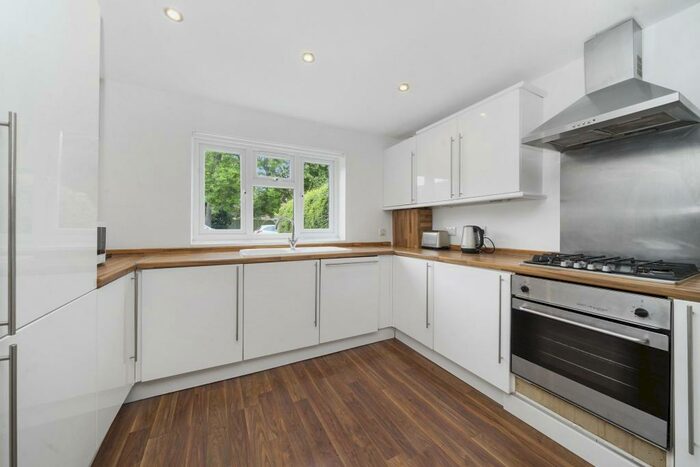 4 Bedroom Semi-Detached House To Rent In Corona Road, London, SE12