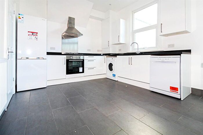 4 Bedroom Terraced House To Rent In Finsbury Road, Wood Green, N22