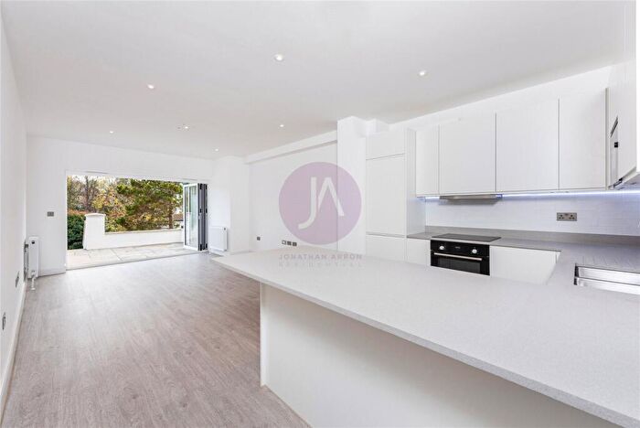 2 Bedroom Apartment For Sale In Holders Hill Road, Mill Hill, London, NW7