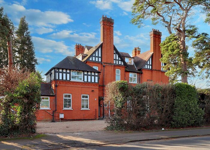 3 Bedroom Flat To Rent In Oatlands Chase, Weybridge, Surrey, KT13