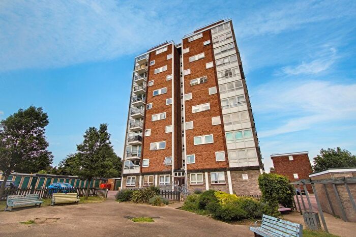 3 Bedroom Flat For Sale In Victor Court, Hornchurch, RM12