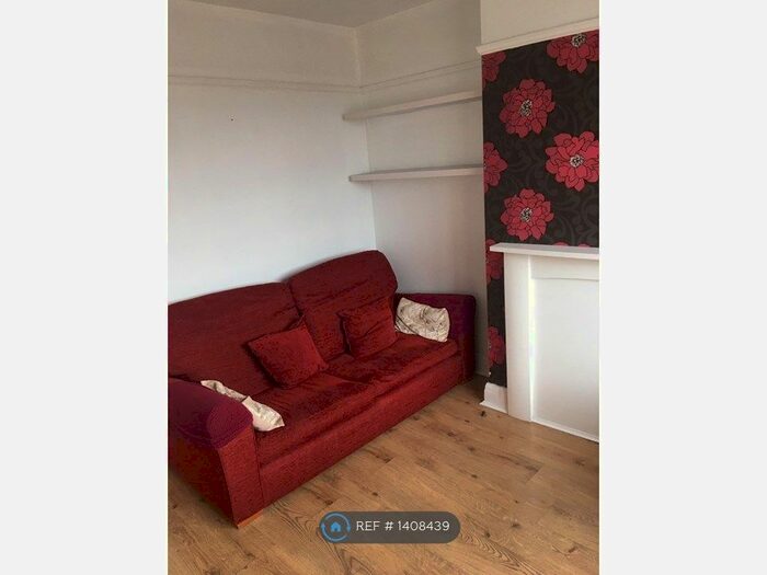 2 Bedroom Flat To Rent In Central Gardens, Morden, SM4