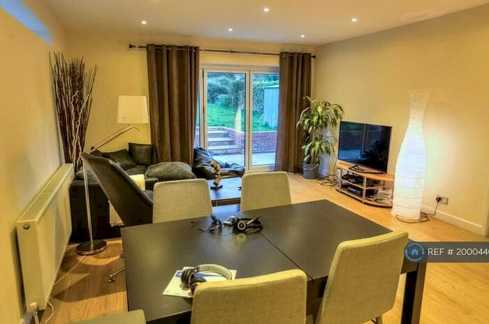 5 Bedroom Semi-Detached House To Rent In The Chase, Guildford, GU2