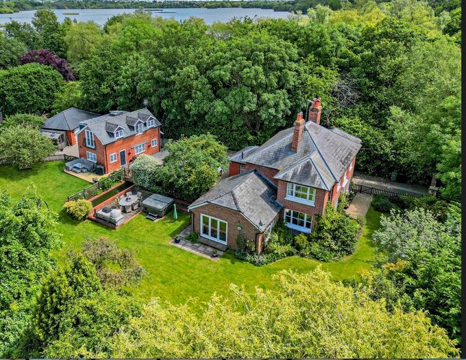 6 Bedroom Detached House For Sale In Sulhamstead, Berkshire, RG7