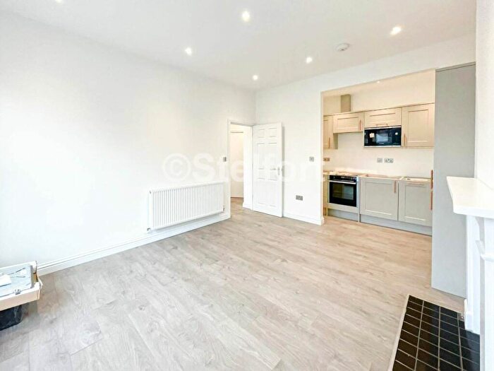 3 Bedroom Flat To Rent In Tollington Way, London, N7