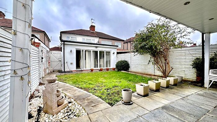 4 Bedroom House To Rent In Warwick Avenue, Harrow, HA2