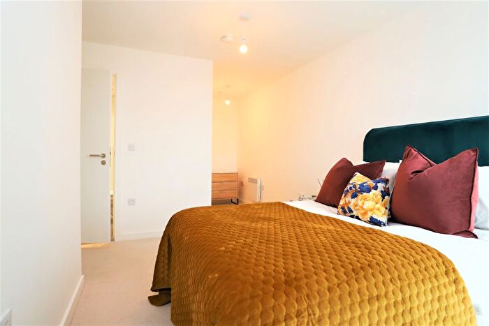 3 Bedroom Flat To Rent In Chapel Street, Salford, M3