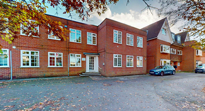 2 Bedroom Flat For Sale In Epsom Road, Leatherhead, KT22