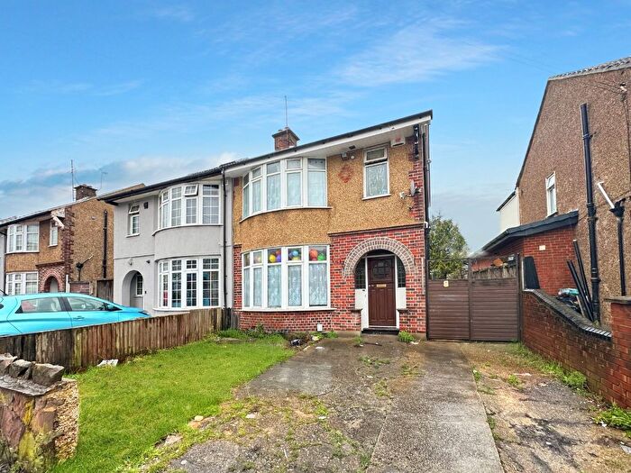 3 Bedroom Semi Detached House For Sale In St. Margarets Avenue, Luton, LU3