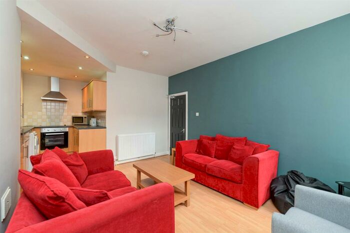 3 Bedroom Flat To Rent In Lavender Gardens, Jesmond, Newcastle Upon Tyne, NE2