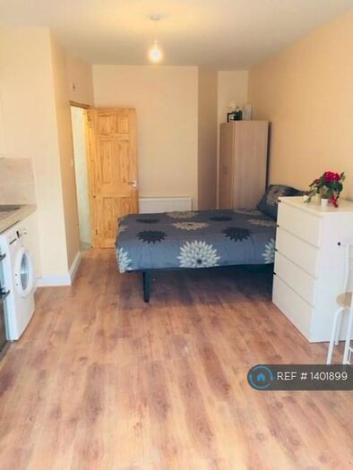 Studio To Rent In Grenoble Gardens, London, N13