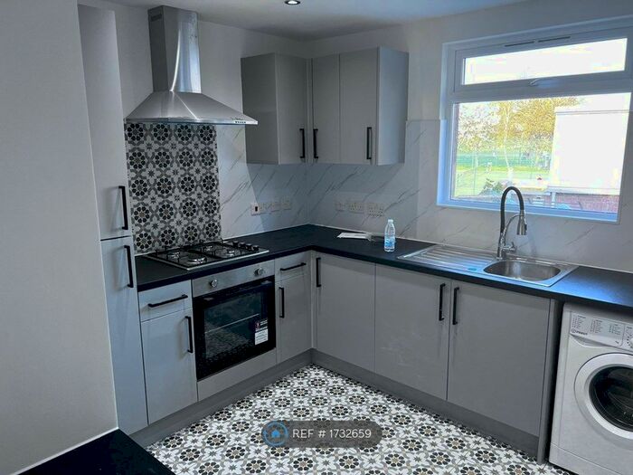 3 Bedroom Flat To Rent In High Road Leyton, London, E10