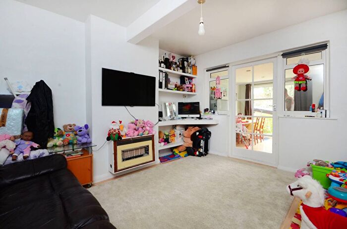 3 Bedroom Flat To Rent In Helmsdale Road, Streatham Vale, London, SW16