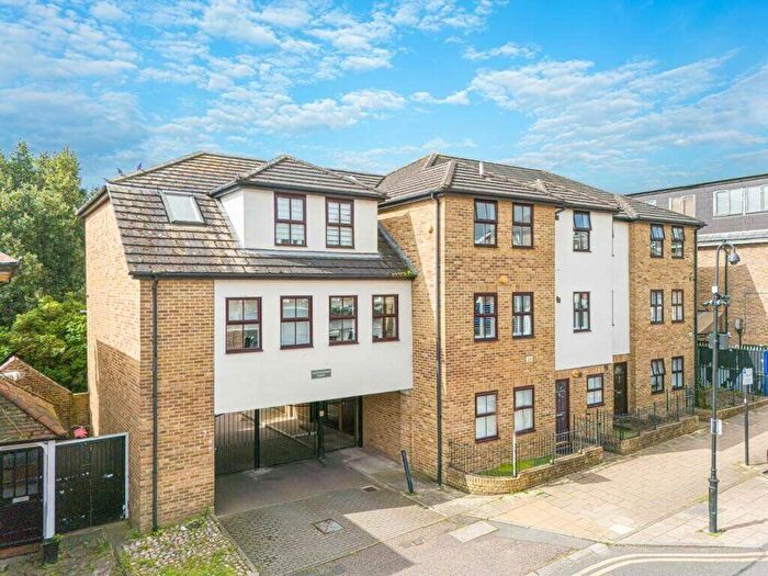 2 Bedroom Apartment To Rent In Queens Road, Buckhurst Hill, IG9