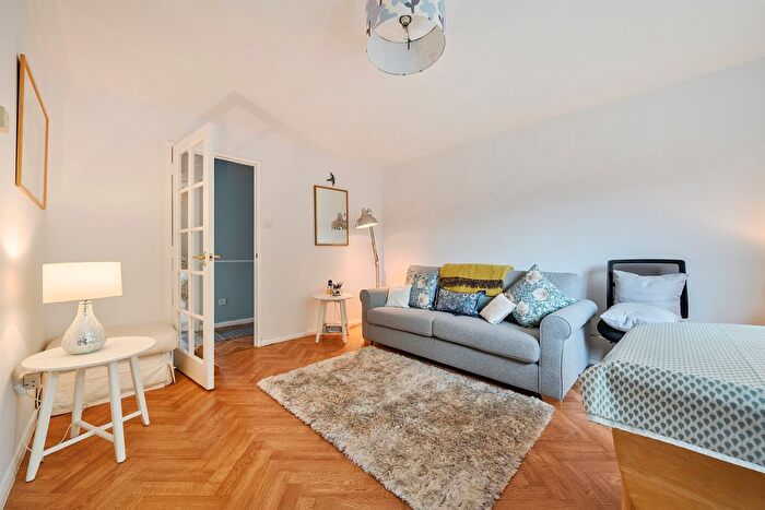 2 Bedroom Flat For Sale In Greenside Close, London, N20