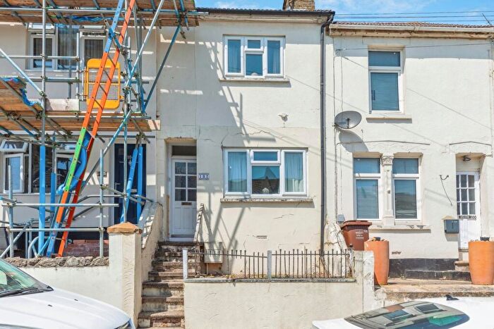 3 Bedroom Terraced House For Sale In Gordon Road, Chatham, Kent, ME4