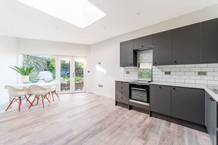 2 Bedroom Flat To Rent In Conyers Road, Streatham Common, London, SW16