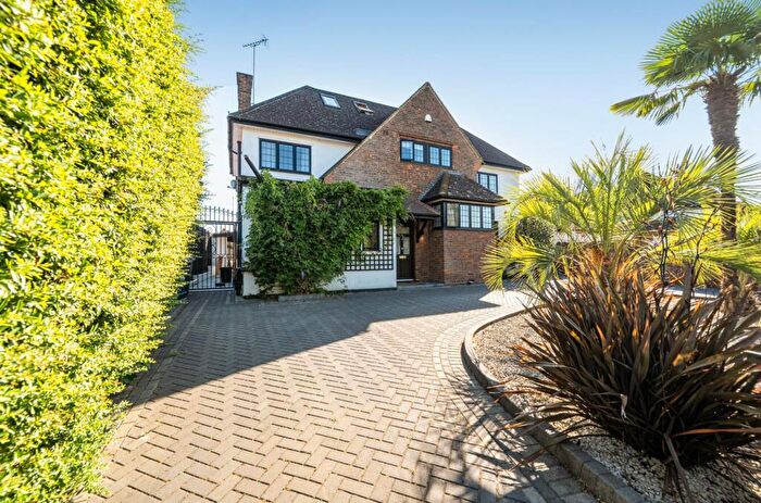 5 Bedroom Detached House For Sale In Gloucester Road, Barnet, EN5