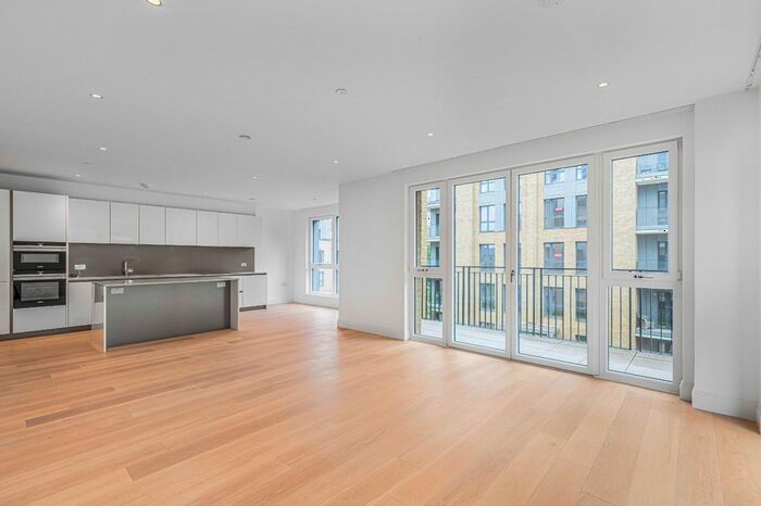 3 Bedroom Flat To Rent In Pinewood Gardens, Teddington, Middlesex, TW11