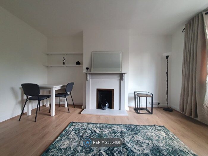 2 Bedroom Flat To Rent In River Road, Taplow, SL6