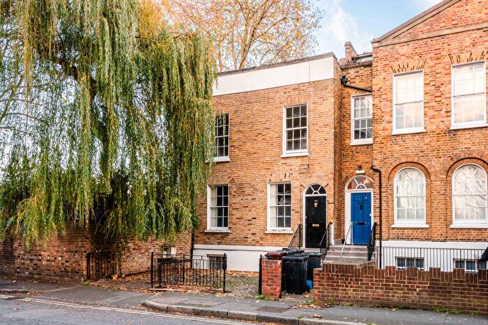 3 Bedroom Flat For Sale In Queensbridge Road, E8