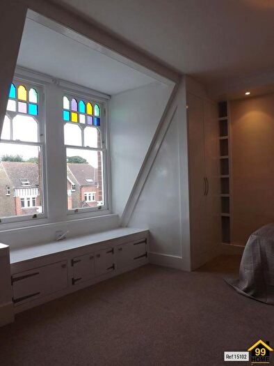 1 Bedroom Flat To Rent In Wellington Road, Hampton Hil, Middlesex, TW12