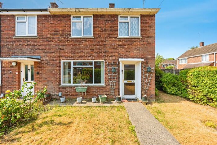 3 Bedroom End Of Terrace House For Sale In Palmer Avenue, Aylesbury, HP19