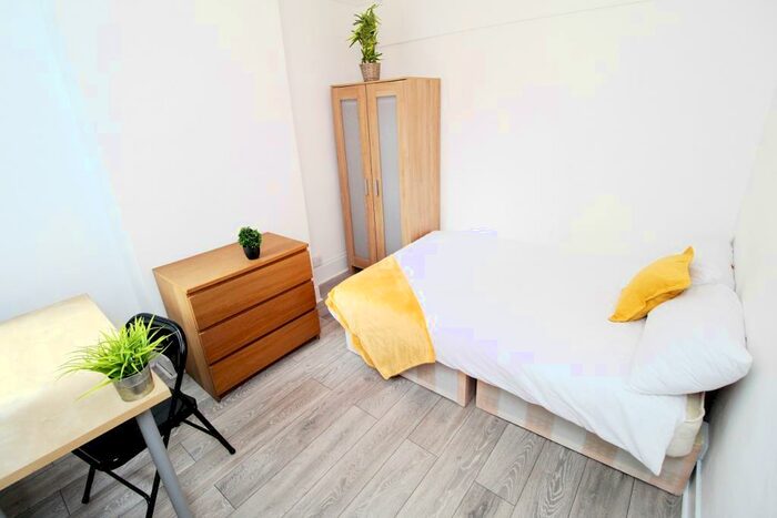 5 Bedroom Terraced House To Rent In Jessie Road, Southsea, PO4