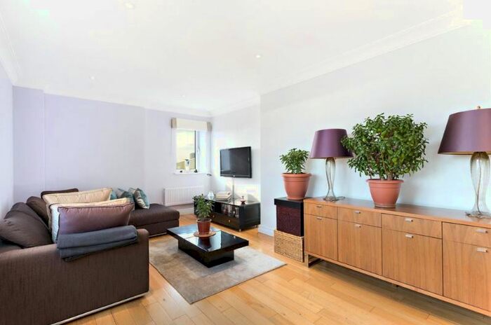 1 Bedroom Flat To Rent In Chesterfield Gardens, Mayfair, London, W1J
