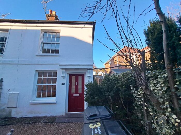 2 Bedroom Cottage To Rent In Bear Lane, Farnham, GU9
