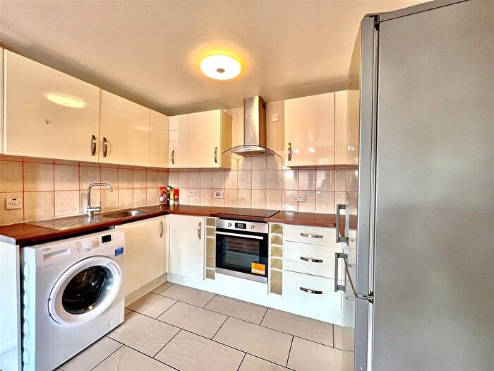 1 Bedroom Flat To Rent In Duett Court, St. Giles Close, Heston, Hounslow, TW5