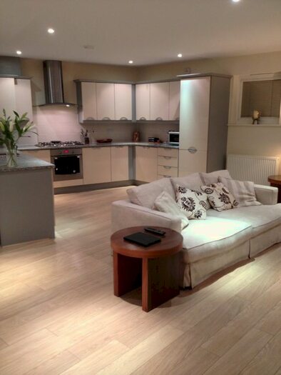 3 Bedroom Flat To Rent In Bridge Wharf, Chertsey KT16