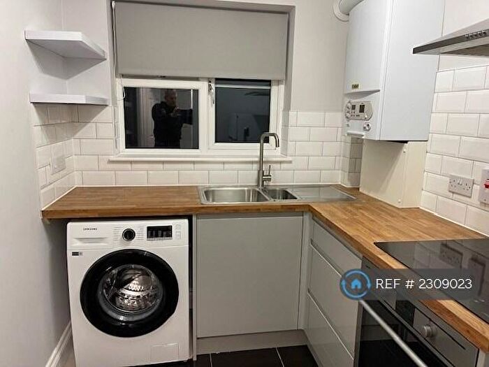 2 Bedroom Flat To Rent In Sonning Common, Reading, RG4