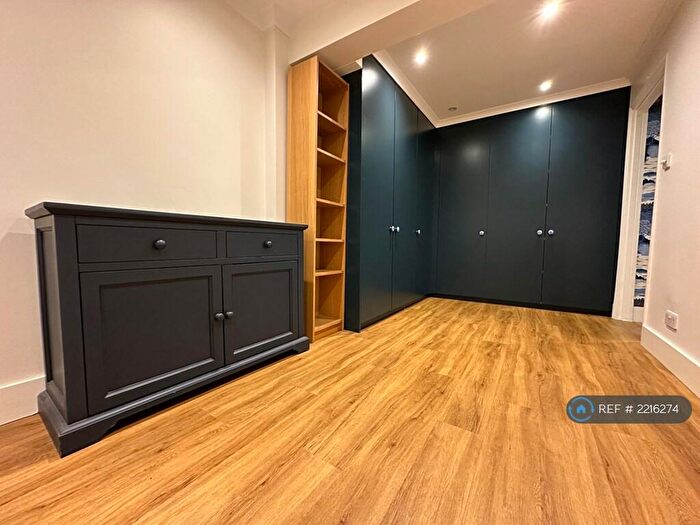 6 Bedroom Semi-Detached House To Rent In Sinclair Grove, London, NW11