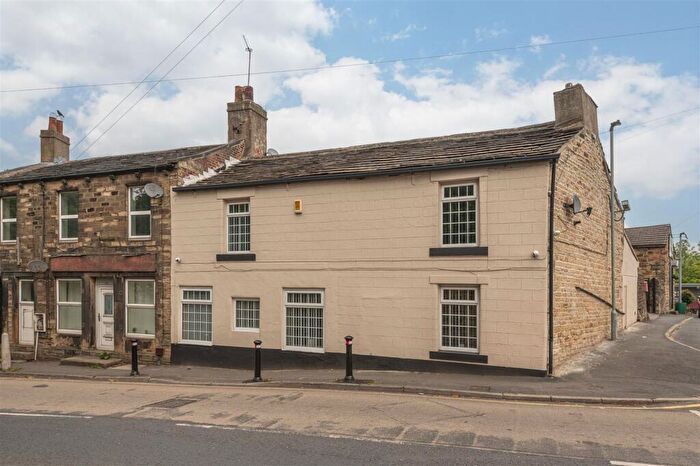 4 Bedroom House For Sale In Spen Lane, Gomersal, Cleckheaton, BD19