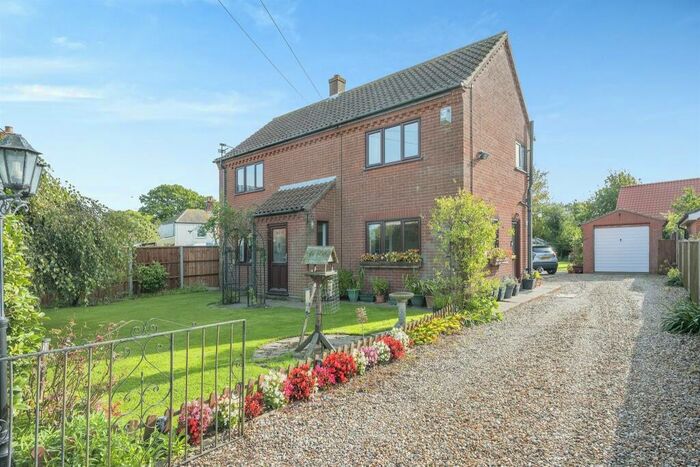 4 Bedroom Detached House For Sale In Main Road, Clippesby, Great Yarmouth, NR29