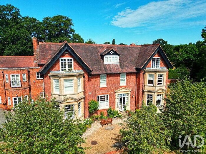 2 Bedroom Flat For Sale In The Street, Reading, RG7