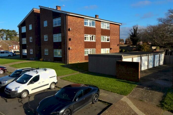 2 Bedroom Flat To Rent In Hillmead, Gossops Green, RH11