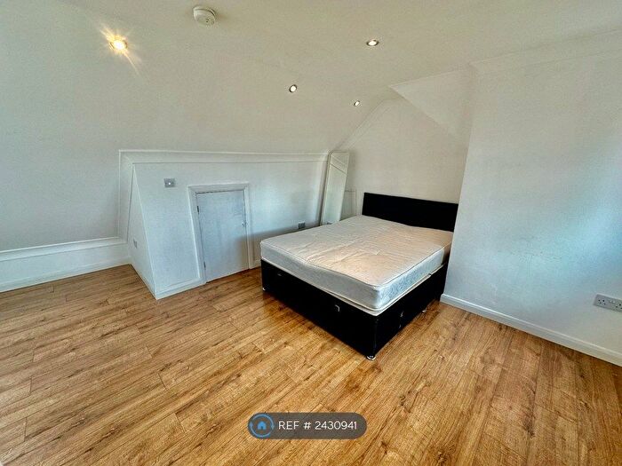 3 Bedroom Flat To Rent In Cecil Road, London, W3